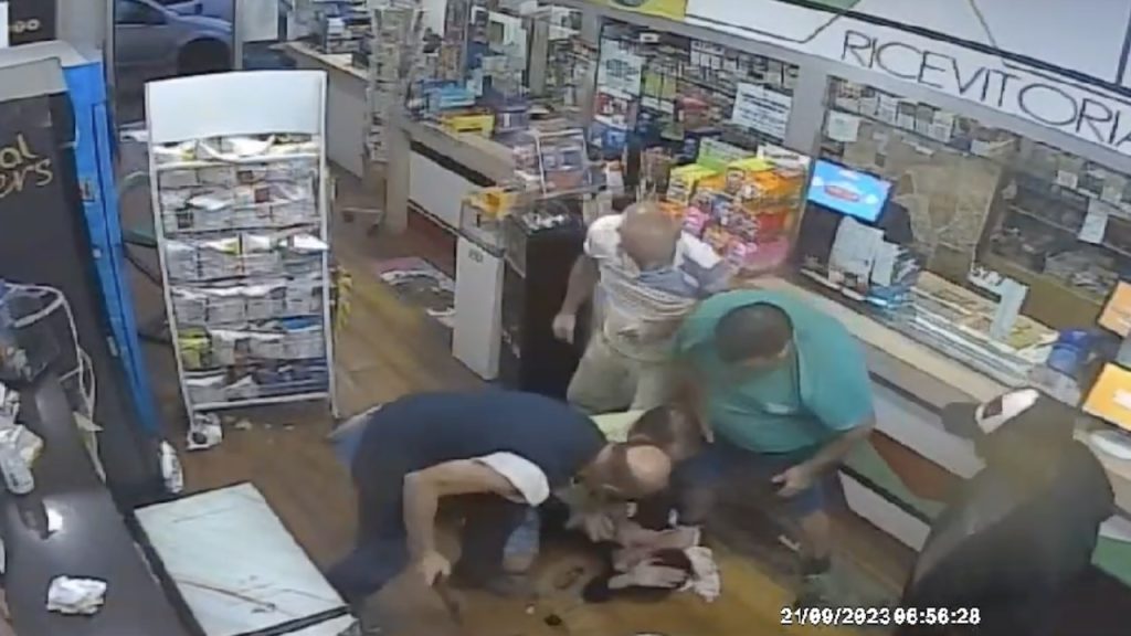 Identificato e arrestato il rapinatore picchiato dai clienti durante il colpo: era in carcere