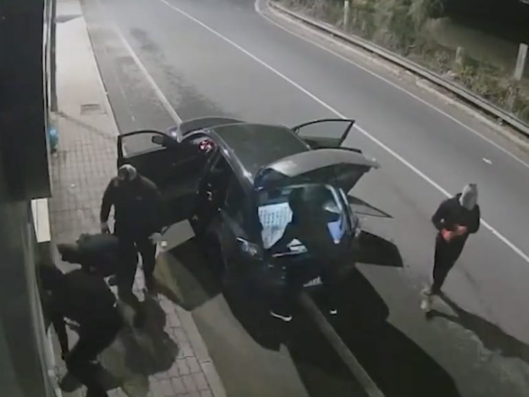 Frattaminore, banditi tentano colpo alla pasticceria: messi in fuga dall'allarme