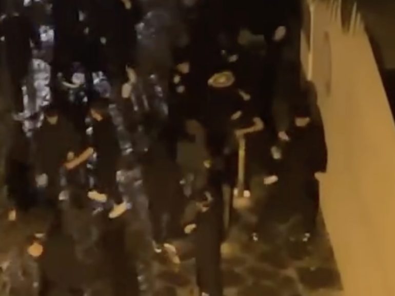 Napoli, maxi rissa a Chiaia tra minorenni: denunciati in 6