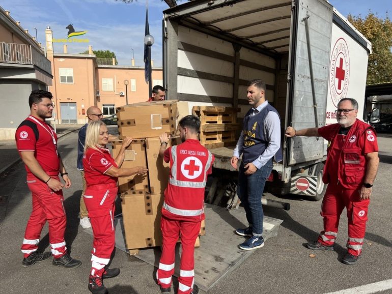 Scarpe contraffatte a Salerno, 700 paia sequestrate e donate alla Croce Rossa