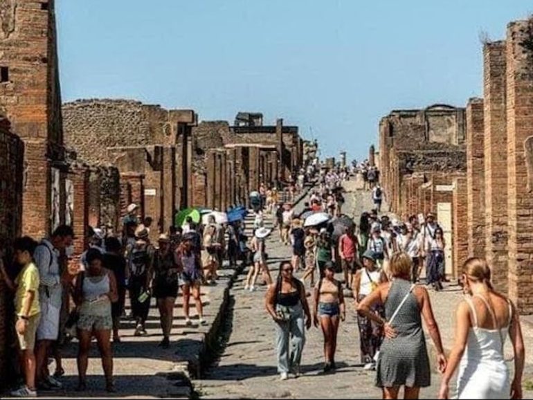 Pompei, turista americano si introduce negli Scavi di notte: denunciato