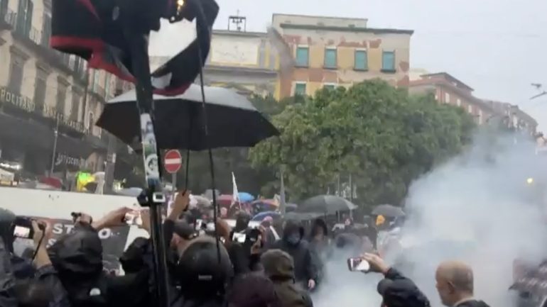 Il corteo pro-Palestina a Napoli si trasforma in guerriglia urbana: scontri con la polizia