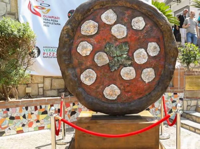 Pulcinella piazza Municipio, il presidente dell’Avpn: “Mettiamo l’opera di Lello Esposito, la pizza”
