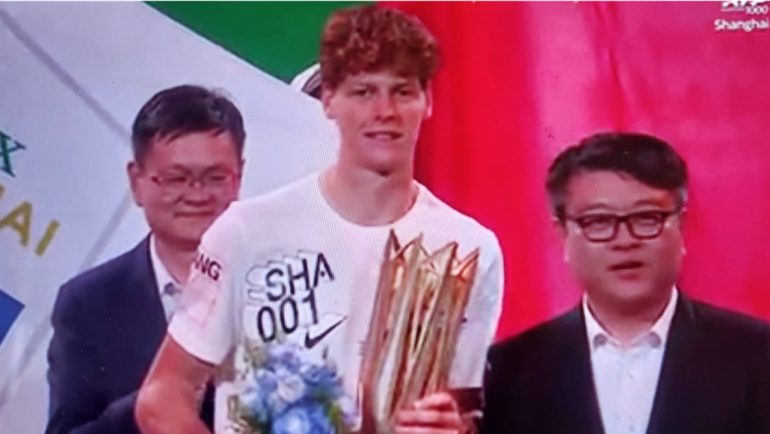 Sinner batte Djokovic: è il più giovane tennista della storia a vincere a Shanghai