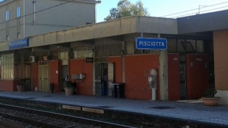 Rapinano una donna alla stazione di Pisciotta: arrestati due algerini