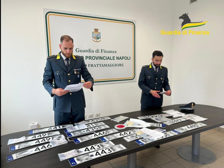 Napoli, denunciato titolare agenzia pratiche auto: gestiva un giro di targhe polacche