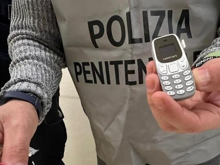 traffico di cellulari in carcere