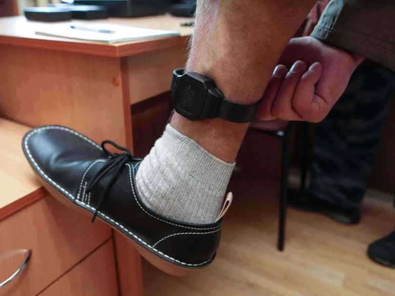 Benevento, perseguita e minaccia ex compagna: braccialetto elettronico e divieto di avvicinamento per 46enne