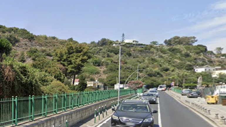 Incidente nella notte a Bacoli: muore centauro 43enne di Napoli