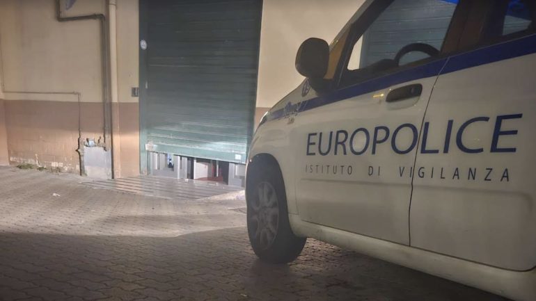 Casavatore, pattuglia della vigilanza privata mette in fuga 4 ladri