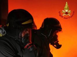 Paura nella notte al Vomero, cassonetti in fiamme nei pressi della chiesa evangelica