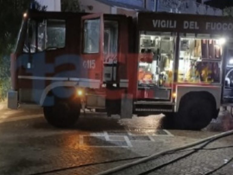 Caserta auto in fiamme nella notte: mistero sulla cause