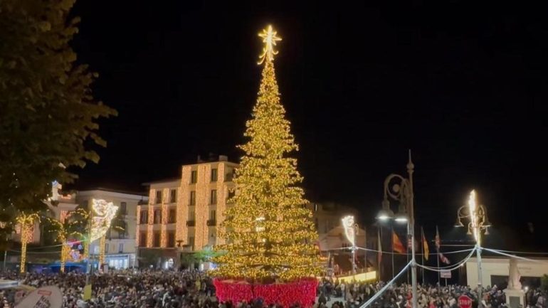 Sorrento anticipa l’accensione dell’albero d’oro