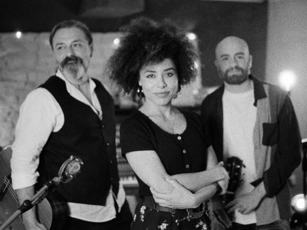 Simona Boo e I Bimbi di Fumo in concerto al Teatro Sala Molière di Pozzuoli