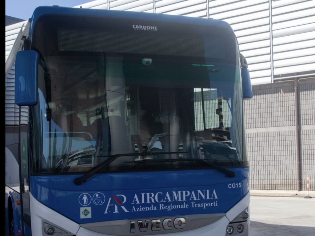 Caserta, aggressione sul bus dell’Outlet: senza biglietto prende a pugni i verificatori