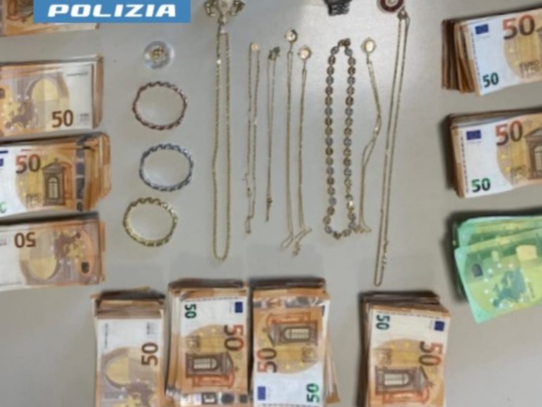 Napoli, fermati con 60mila euro e gioielli in oro: denunciati