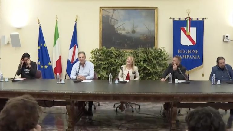 2mila studenti campani in video cantano “Abbracciame”