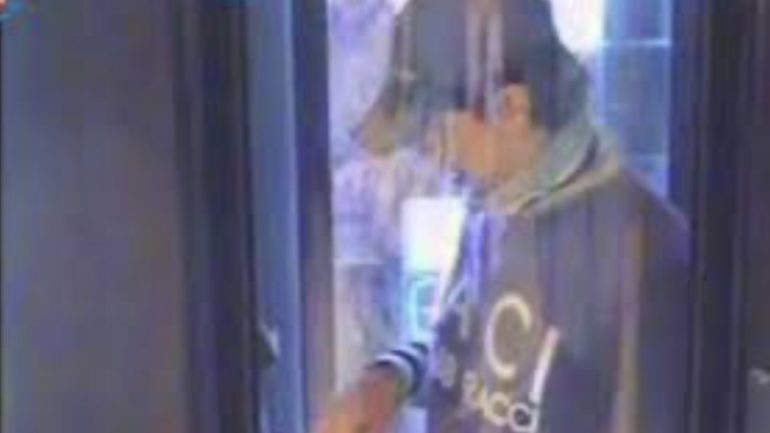 Aversa, imprenditore e figli rapinati dopo un prelievo in banca: arrestato uno dei banditi
