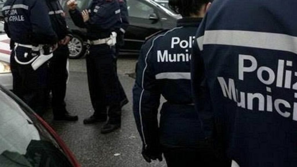 Guida contromano con la patente scaduta: non si ferma all’alt e investe una vigilessa