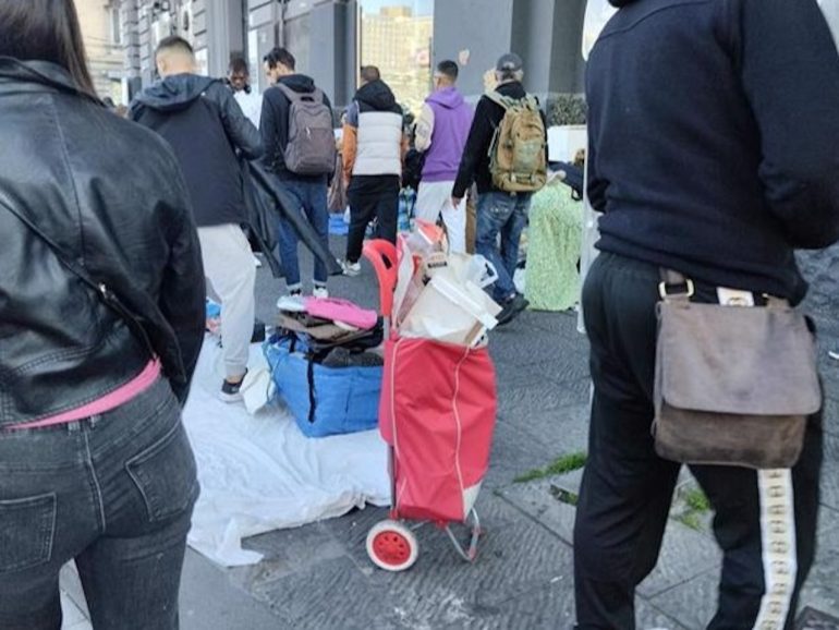 Napoli, i mercatini abusivi al Corso Garibaldi: monnezza e degrado