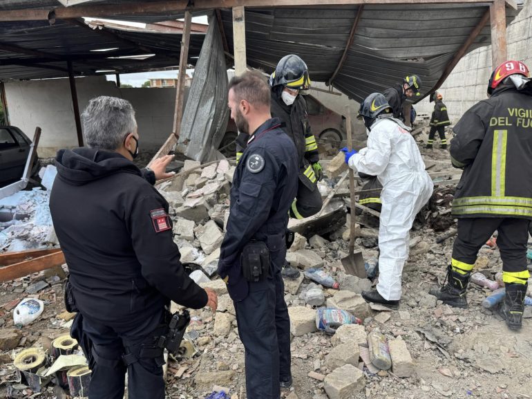 Ercolano, 10 persone evacuate e scuola chiusa dopo l’esplosione