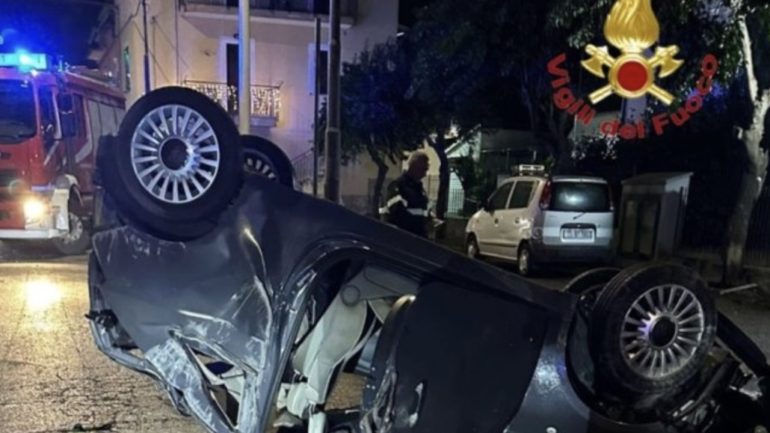 Salerno, auto si ribalta