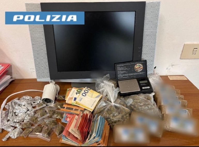 Napoli, sorpreso con stupefacenti e oltre 4mila euro: arrestato
