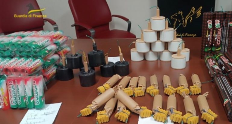 avellino, addobbi natalizi sequestrati