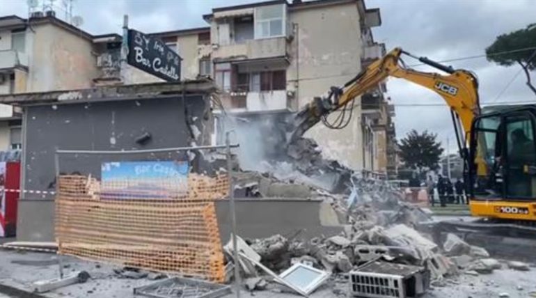 Castellammare, abbattuto chiosco abusivo nel quartiere Cicerone