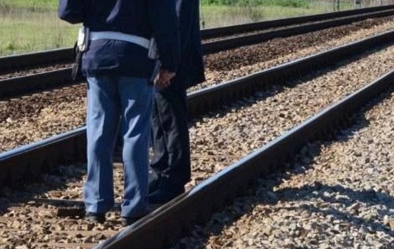 Donna tenta suicidio sui binari a Napoli, il macchinista frena in tempo ed evita la tragedia