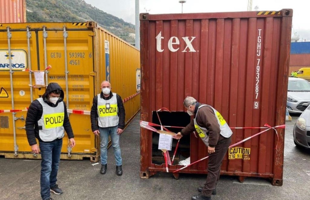 Porto di Salerno, otto migranti trovati in un container