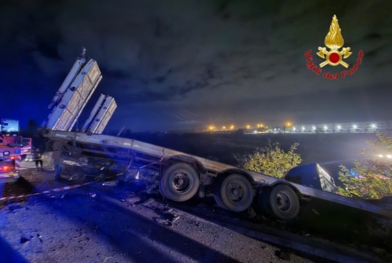 Camion travolge auto e la trascina in una scarpata: un morto e due feriti