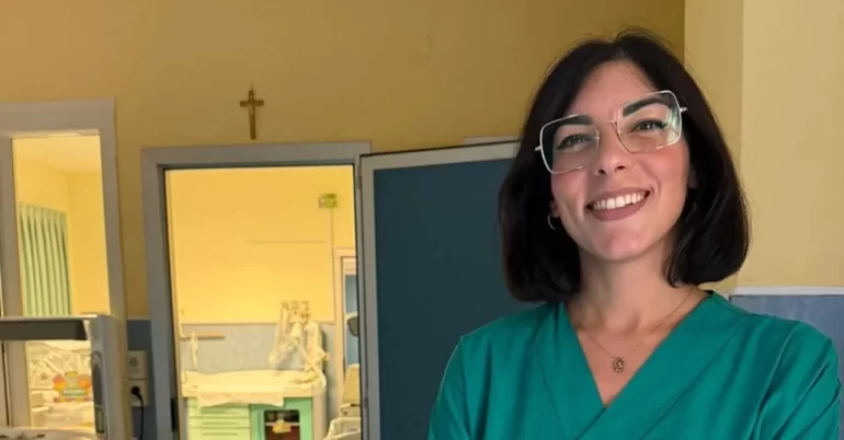 giovane infermiera salva passante