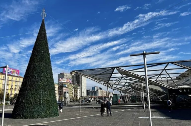 Napoli si illumina a Natale: un albero di 15 metri in piazza Garibaldi