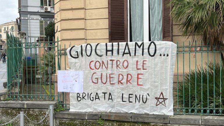 Napoli, artificieri in azione in piazza Scipione Ammirato
