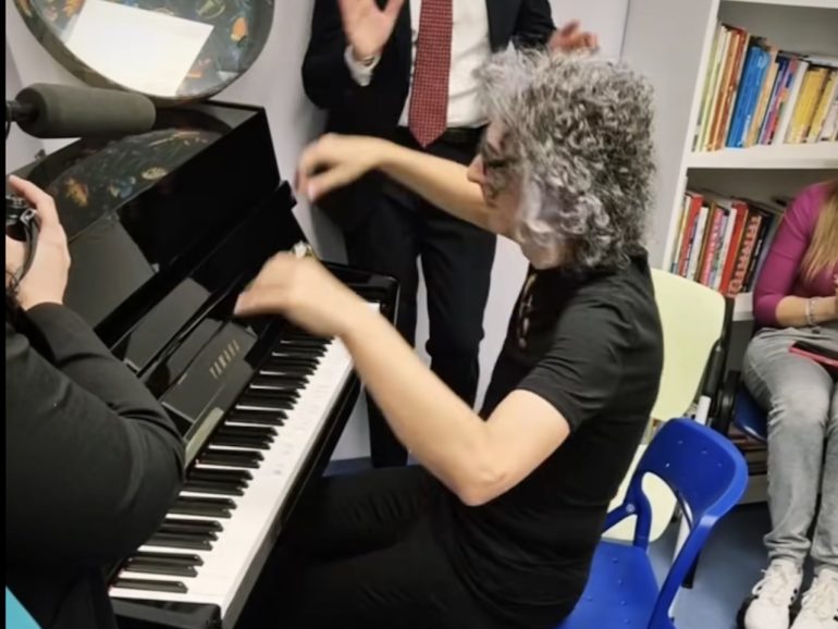 Napoli, il maestro Giovanni Allevi suona a sorpresa per i piccoli degenti del Pausillipon