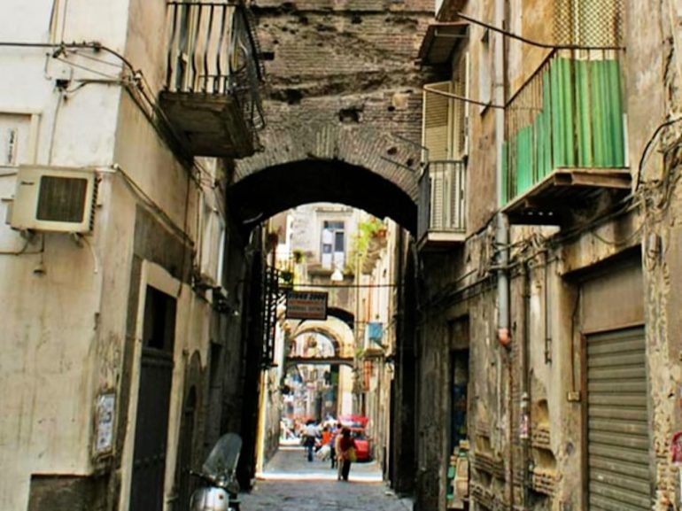 Napoli, su uno scooter rubato: inseguiti e bloccati all’Anticaglia