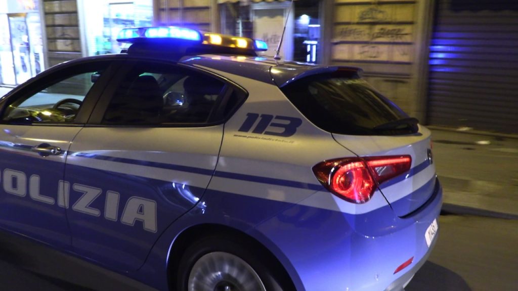 Napoli, in giro armato con due pistole a Scampia: arrestato