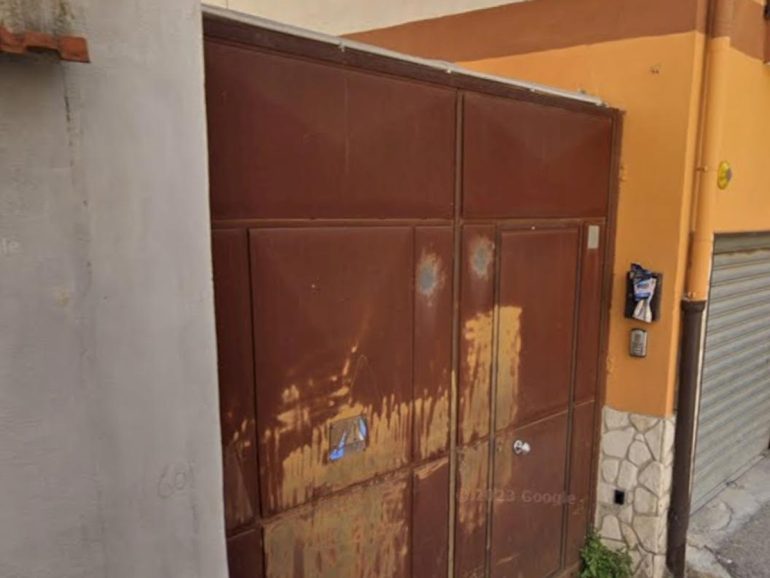 Arzano, abbattimento casa del boss Giovanni Di Annicella: si cercano responsabilità e  coperture
