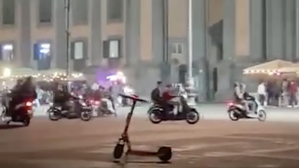 Napoli, baby gang in piazza Dante: la protesta dei residenti