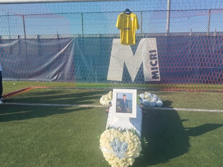 La bara di Santo Romano sul suo campo di calcio prima del funerale