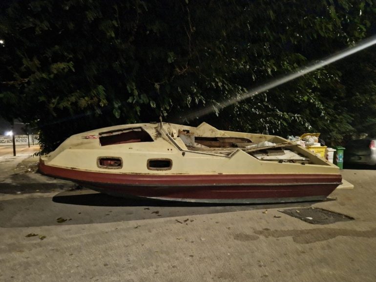 Pianura, barca abbandonata in strada