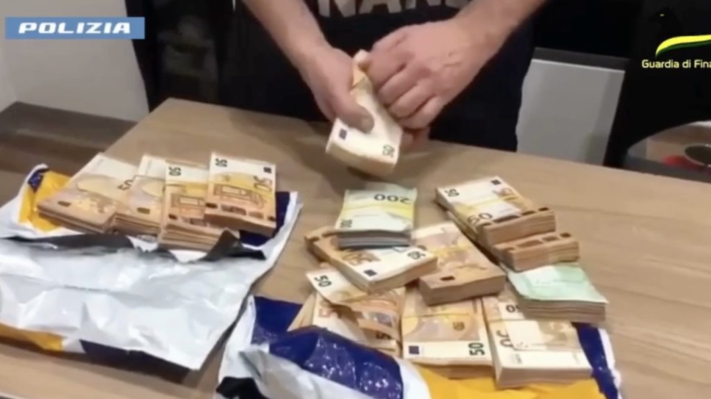 Maxi evasione Iva, così mafia e camorra lavavano soldi sporchi