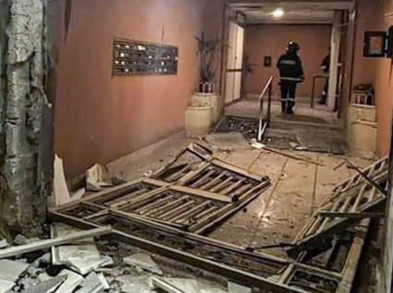Pianura, bomba nella notte devasta l’ingresso di un edificio in via Nabucco
