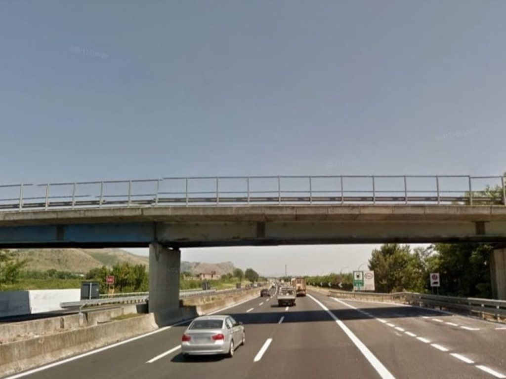 Quattro minori identificati per lancio di sassi da un cavalcavia in provincia di Caserta