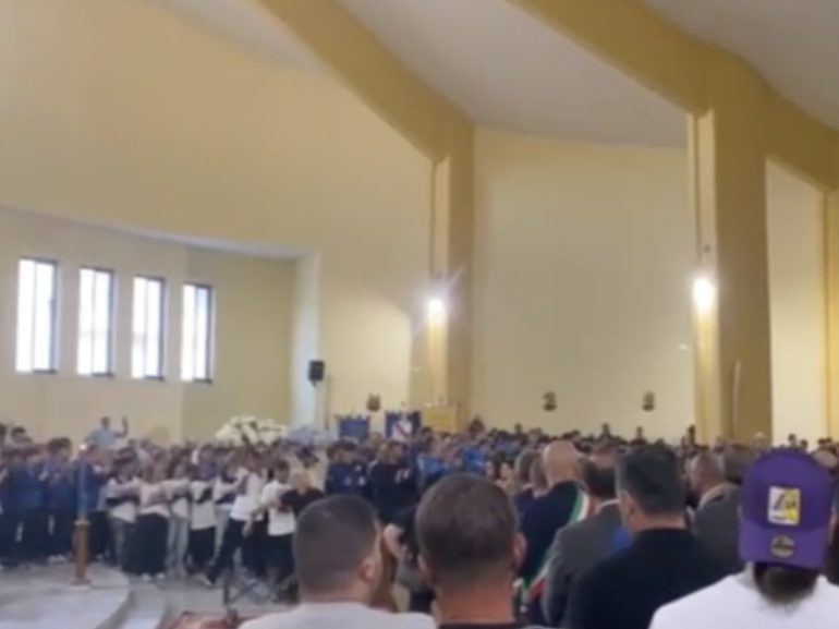 Casoria, il vescovo ai funerali di Santo Romano: “Dio paralizzi le mani a chi vende le armi”