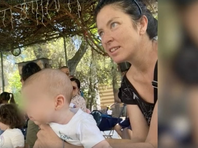 Il piccolo Ethan torna in Italia: il giudice dà ragione a mamma Claudia