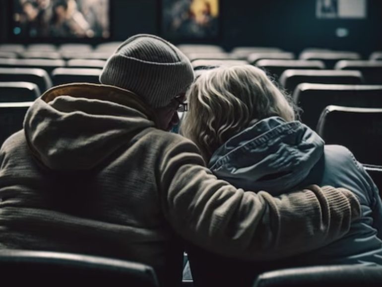 Salerno, coppia bloccata nel cinema dopo la chiusura: “liberata” dai vigili del fuoco