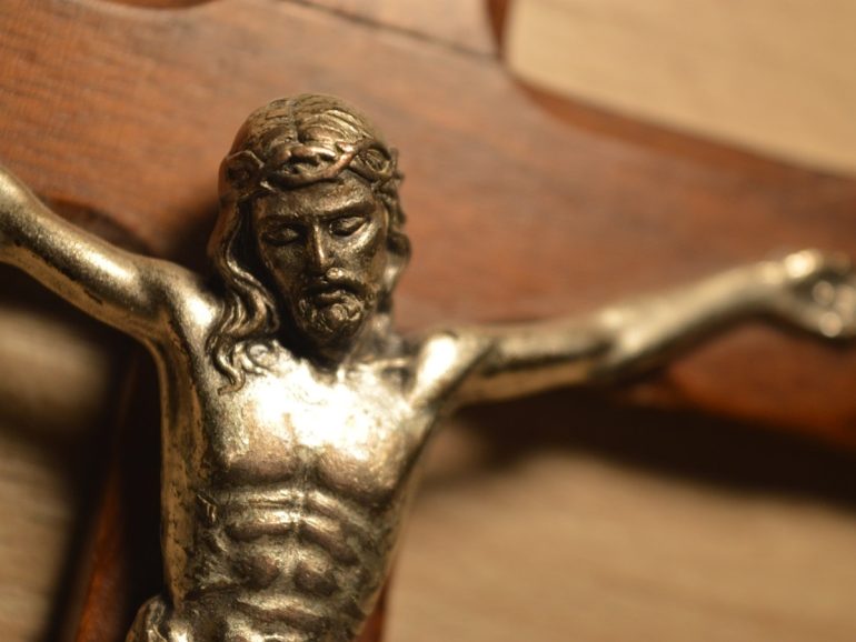 Sempre più studenti dicono addio all’ora di religione: record di rinunce in Italia