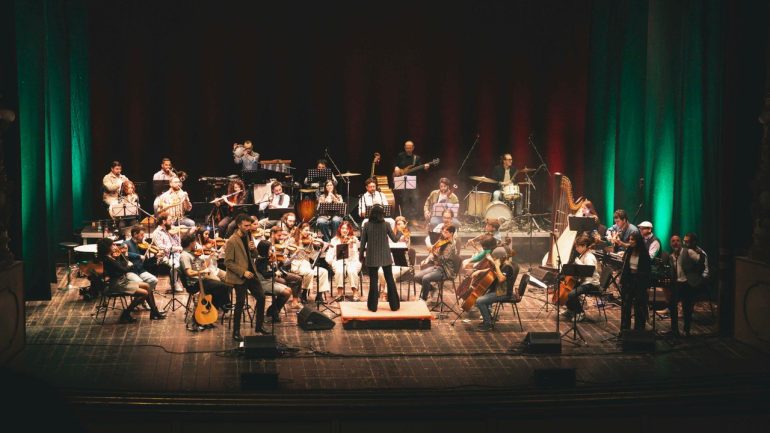 Successo per il concerto sinfonico dedicato a Lucio Dalla al Teatro Bellini